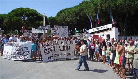 El paraíso de Zahora sin agua potable con montones de basuras y sin