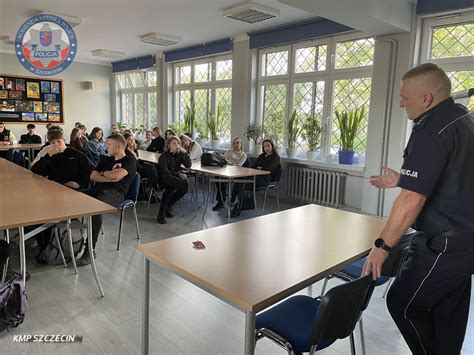 Promocja Zawodu Policjanta Kolejni Uczniowie Klas Licealnych W