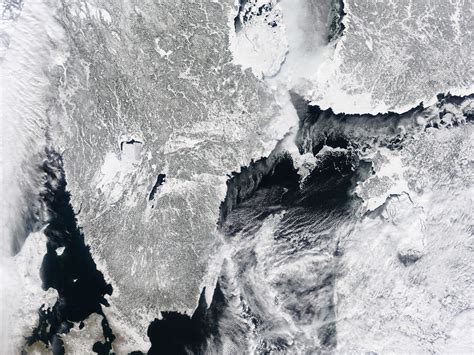 Thick Ice in the Baltic Sea : Natural Hazards