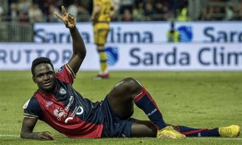 Zito Luvumbo Marca E Evita Derrota Do Cagliari Na Liga Italiana De