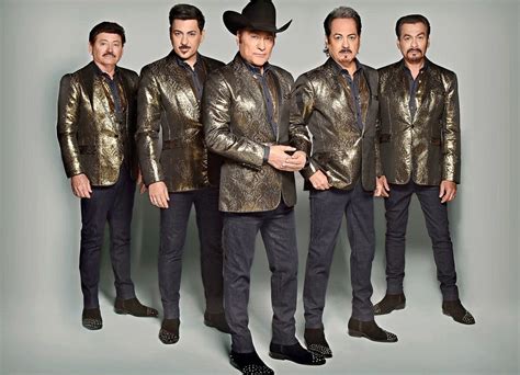 Controversia surge por elección de Los Tigres del Norte para el grito