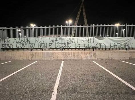 Juve Striscioni Allo Stadium Allegri Non Dimetterti Agnelli