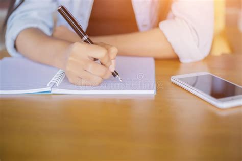 Escritura De La Mano En El Cuaderno Para El Fondo Imagen De Archivo