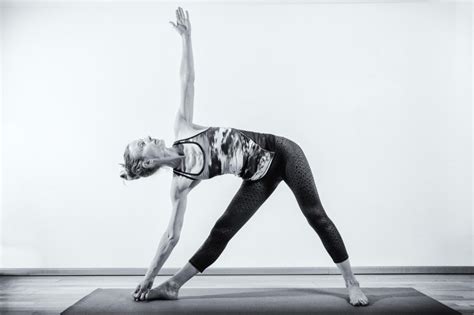 Utthita Trikonasana Posture Du Triangle Ashtanga Yoga Nantes