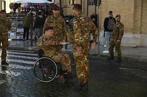 Esercito A Roma Il Tenente Colonnello Gianfranco Paglia Visita Alcuni