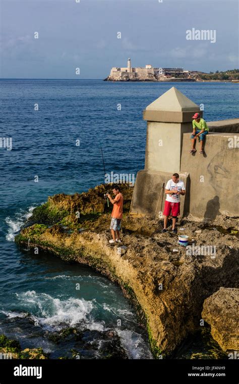 Cubanos de la habana que pescan en el malecon fotografías e imágenes de