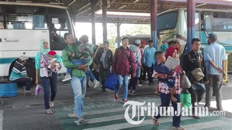 Penumpang Arus Balik Lebaran Di Terminal Bus Purabaya Turun