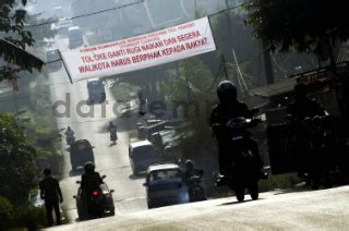 Spanduk Tuntutan Ganti Rugi Tanah Di Depok Datatempo