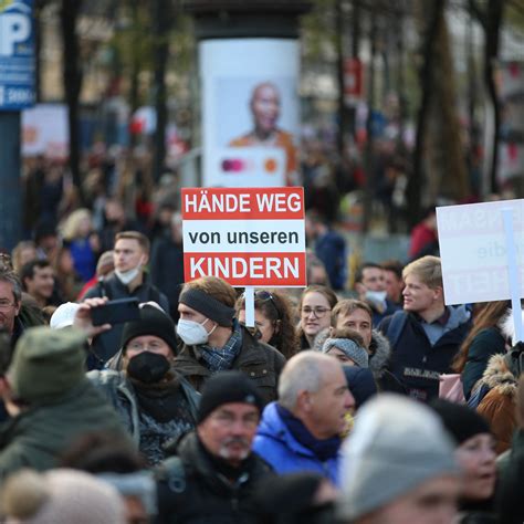 Les Infos De 8h Coronavirus En Autriche 40 000 Manifestants Contre