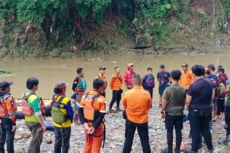 Pria Asal Bekasi Hanyut Di Sungai Cileungsi Tim Gabungan BPBD