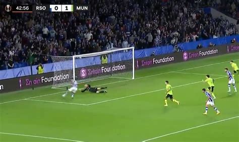 Video: De Gea produces insane double save to keep Man United in front