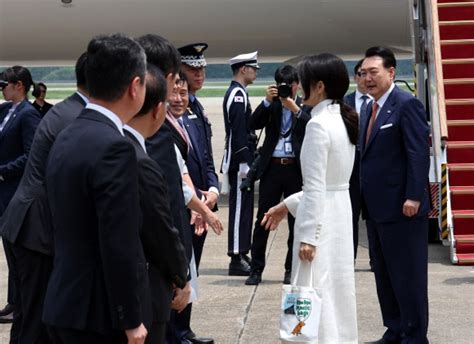 포토 尹대통령 부부 나토 정상회의·폴란드 순방차 출국 서울신문