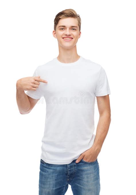 Homem Novo No T Shirt Branco Vazio Da Parte Traseira Imagem De Stock