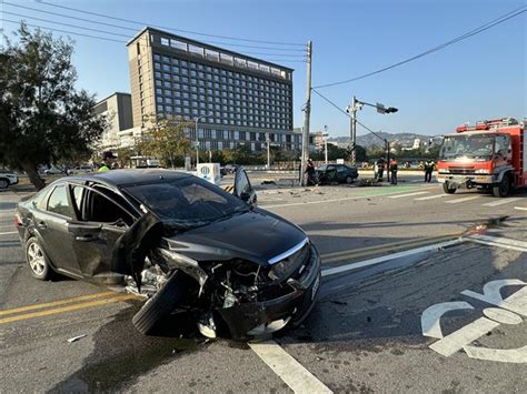 金門男搶黃燈猛撞對向車 自撞電線桿汽油流滿地車全毀 社會 中時