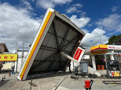 Teto de posto de combustível desaba durante temporal na zona sul de São