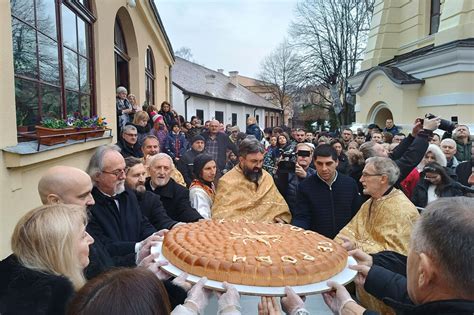 Tradicionalno Lomljenje Bo I Ne Esnice U Kragujevcu Zlatnik Je