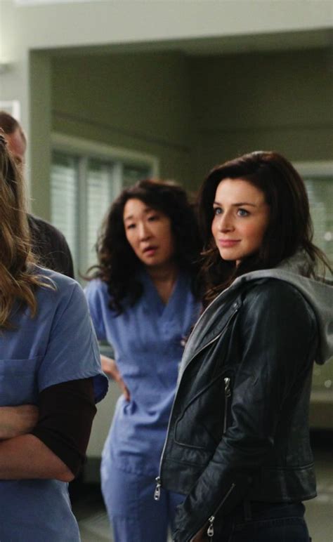 The Cast Of Grey S Anatomy Standing In A Hospital Hallway With Their