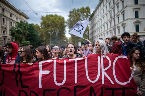 I Giovani Sostengono Litalia In Crisi Ma La Politica Guarda Altrove