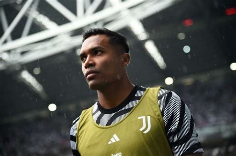 Juventus Alex Sandro Si Ferma Lesione Muscolare Per Il Brasiliano