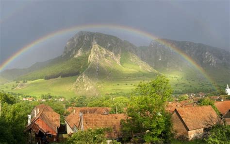 Satul superb din Apuseni unde soarele răsare de două ori Dublul