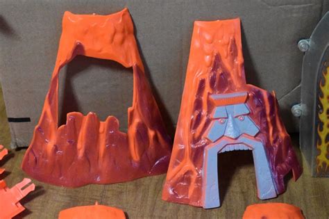 Hot Wheels Volcano Blowout Car Track Set