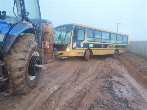 Nibus Escolar Fica Atolado Devido S Condi Es Prec Rias De Estrada