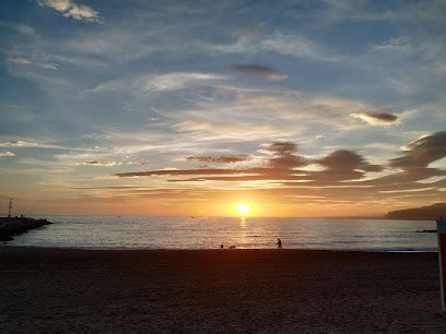 Descubre las mejores playas con paseo marítimo para disfrutar del