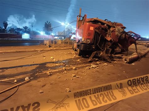 Camión pierde el control y choca contra postes de alto voltaje La Razón