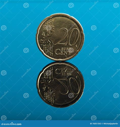 20 Centavos Moneda Euro Del Dinero En Azul Con La Reflexión Imagen De