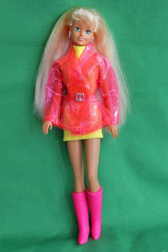 Hasbro 1989 Splashing Out Sindy Doll