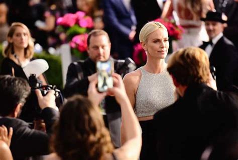 Charlize Theron Llevó Diamantes En Su Cabeza A Los Sag Awards