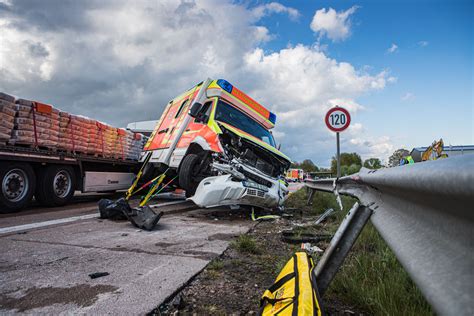 Auf Autobahn Lkw Kracht Auf Rettungswagen Mehrere Verletzte