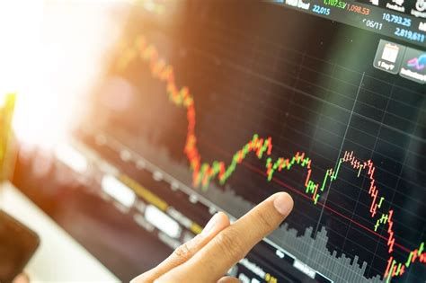 What Is Stock Analysis? Financial Experts Explain Their Go-to Strategies