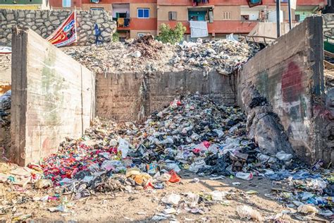 Kairo Gypten Stapel Des Abfalls Liegend Auf Den Stra En