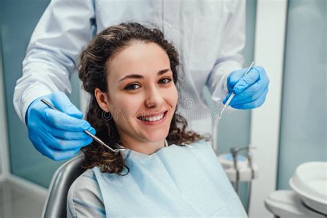 Conceito Dos Cuidados M Dicos E Da Medicina O Dentista Examina A