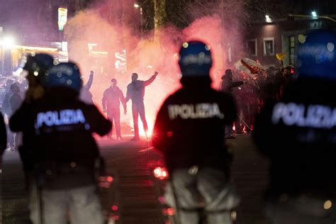 Derby Lazio Roma Lancio Di Fumogeni E Petardi Davanti All Olimpico