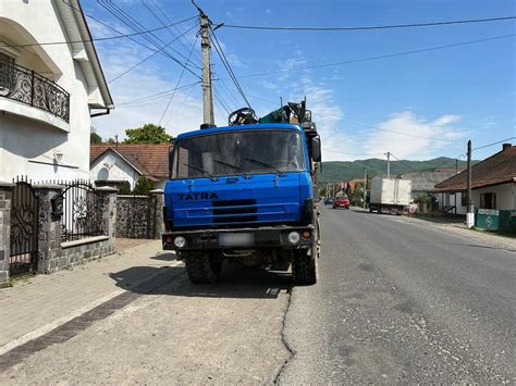 На Закарпатті поліція затримала дві вантажівки з нелегальною