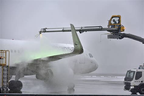 Schnee Chaos Frankfurter Flughafen Streicht Weiter Hunderte Fl Ge