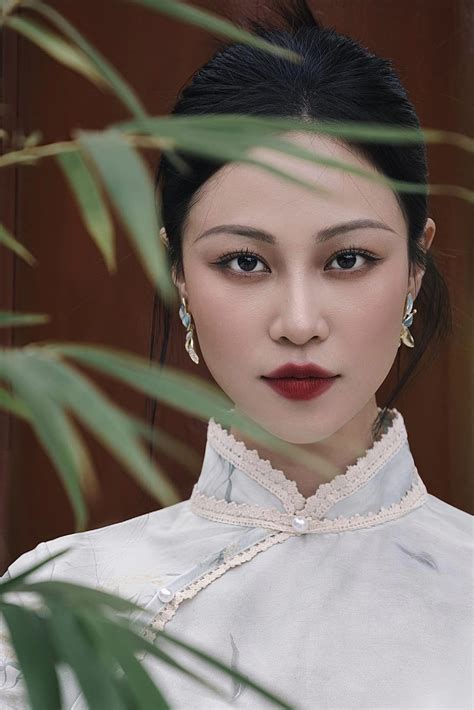 Cô nhân viên quán cà phê ở phim Việt giờ vàng đang hot Visual nàng thơ