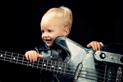 Disfruta de la música en vivo pequeño guitarrista con chaqueta de