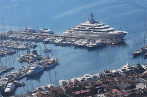 Roman Abramovich's $600M superyacht leaves Turkish port