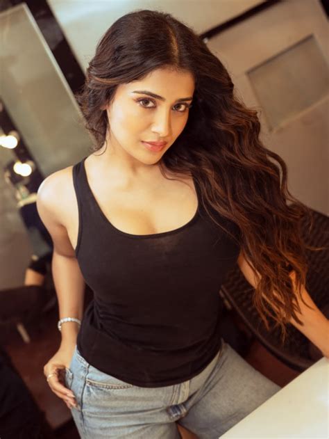 Rashi Singh Hot Looks Telugu