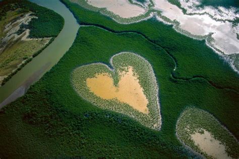 Le Dessous des images Cœur de Voh la Terre vue du ciel par Yann