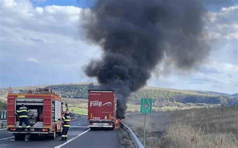 FOTO VIDEO Un TIR a luat foc în mers pe A1 Sebeș Sibiu Traficul este