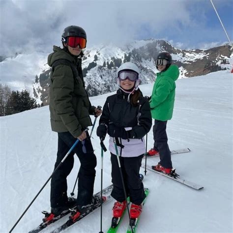 Nikolai Henrik Y Athena De Dinamarca Esquiando La Familia Real