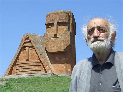 Сос Саркисян на фоне памятника "Мы - наши горы". | Моя Армения