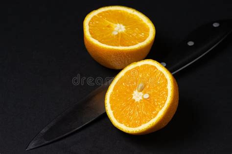 Laranjas Sobre Fundo Preto Uma Laranja é Cortada Em Metade a Outra é