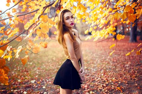 Fondos de pantalla luz de sol otoño hojas Mujeres al aire libre