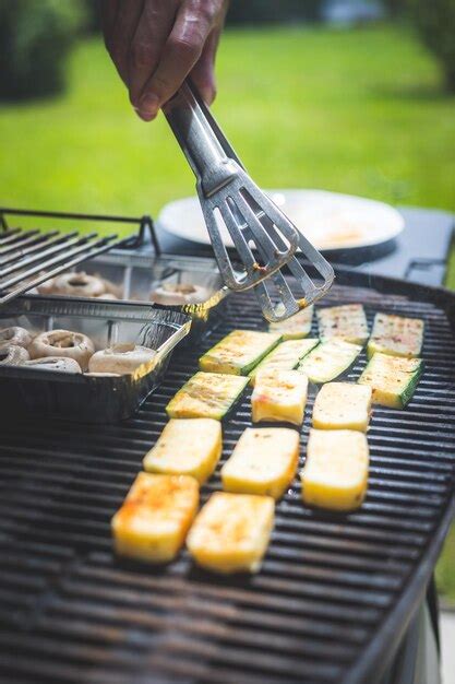 Churrasco No Fim De Semana Grelhe Queijo E Legumes Na Churrasqueira A