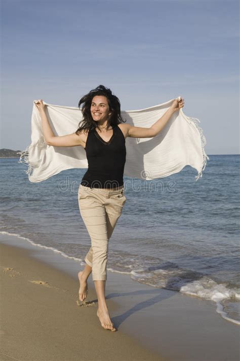 Mujer Que Se Ejecuta En La Playa Imagen De Archivo Imagen De Humano